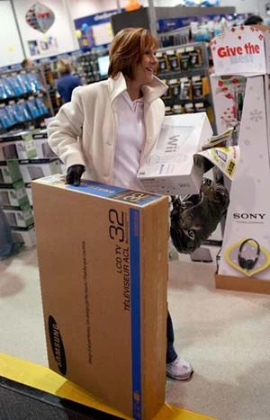 Dân Mỹ đổ xô đi mua TV nhân dịp khuyến mại ảnh 11