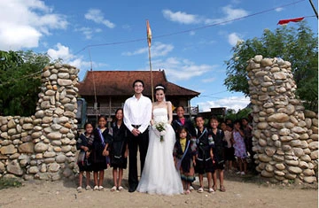 Hoa hậu Thùy Lâm cưới tiến sĩ Kinh tế ảnh 2