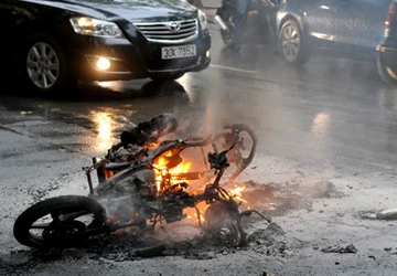 Xe Air Blade bốc cháy giữa đường ảnh 1