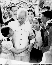 Chủ tịch Hồ Chí Minh đón kiều bào ở Thái-lan về nước chuyến đầu tiên tại cảng Hải Phòng, ngày 10-1-1960.