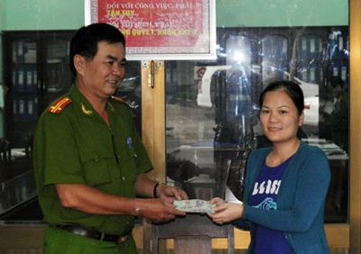 Ông lão nhặt rác trả lại 45 triệu đồng nhặt được ảnh 2 Ông lão nhặt rác trả lại 45 triệu đồng nhặt được ảnh 2