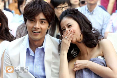 Lâm Tâm Như hồn nhiên chỉnh áo lót ảnh 7