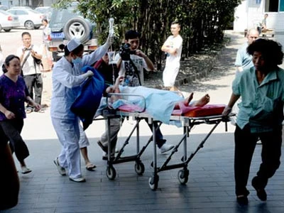 Cấp cứu các nạn nhân (Ảnh: Tân Hoa Xã)