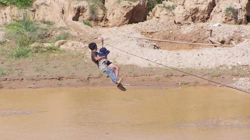 Đu mình trên dây thép để qua sông đến trường ảnh 4