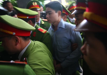 Chùm ảnh: Xét xử sát thủ Lê Văn Luyện ảnh 7