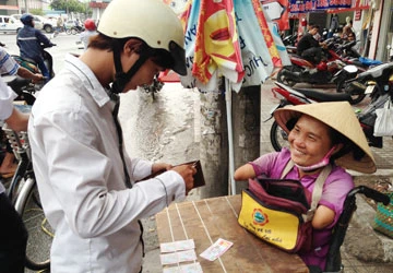 Bán vé số khổ trăm bề ảnh 2