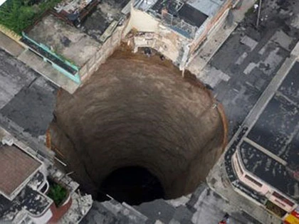 “Hố tử thần” đáng sợ sụp dưới... giường ngủ ảnh 3