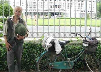 Ông Huỳnh Ngọc Mỹ cùng chiếc xe đạp từ Bến Tre lên túc trực trước Dinh Thống Nhất với mong mỏi được vào thắp nén hương cho cố Thủ tướng. Ảnh: Vũ Lê