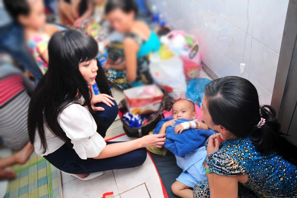 Bảo Trân, Ngọc Quý tặng quà trẻ ung bướu ảnh 6