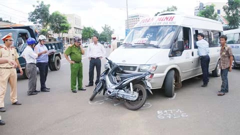 Lái xe tải tăng tốc, kéo lê CSGT hàng trăm mét ảnh 1