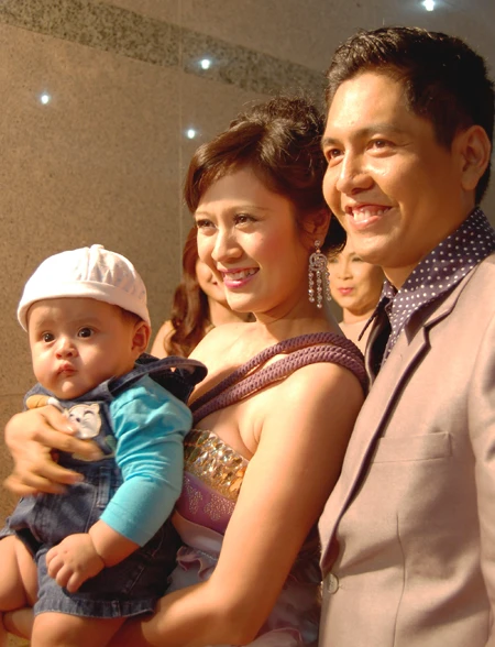 Thanh Thúy - Đức Thịnh khoe con trai tại Giải thưởng Truyền hình HTV ảnh 3