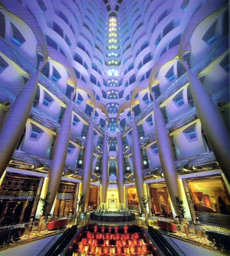 Vào trong tháp Dubai chọc trời vừa bị sét đánh ảnh 1