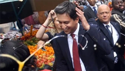 Chính trị gia Anh bị ném trứng tới tấp ảnh 1