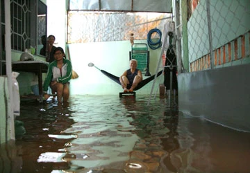 TP.HCM: Bể bờ bao, hơn trăm hộ dân bị ngập ảnh 1