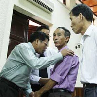 Ông Nguyễn Đức Hùng (phải) gặp ông Nguyễn Văn Ba tại phiên sơ thẩm.