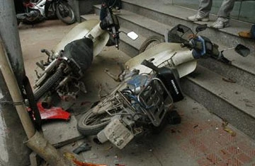 Hình ảnh ôtô Matiz đâm nát đuôi 2 xe máy ảnh 2