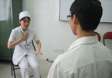 Đi luyện giọng “mái” thành giọng đàn ông ảnh 1 Đi luyện giọng “mái” thành giọng đàn ông ảnh 1