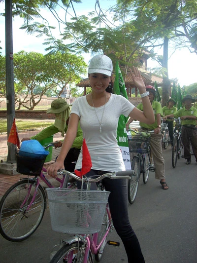 Mai Phương Thuý “quay đều” trên đất Huế ảnh 3