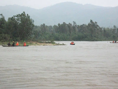 Mưa to tại hai tỉnh Phú Yên, Khánh Hòa làm đường sắt Bắc- Nam tê liệt ảnh 5 Mưa to tại hai tỉnh Phú Yên, Khánh Hòa làm đường sắt Bắc- Nam tê liệt ảnh 5