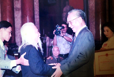 Chủ tịch nước Lê Đức Anh trao giải thưởng Hồ Chí Minh về Văn học nghệ thuật cho nghệ sĩ Võ An Ninh. Ảnh do gia đình nghệ sĩ cung cấp.