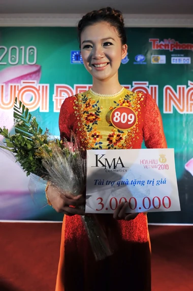 Bích Trâm rơi nước mắt khi giành giải Người đẹp Tài năng. Ảnh:Hoàng Hà.