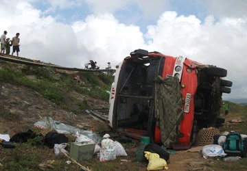 Xe khách lật xuống hố, 11 người bị thương ảnh 1 Xe khách lật xuống hố, 11 người bị thương ảnh 1