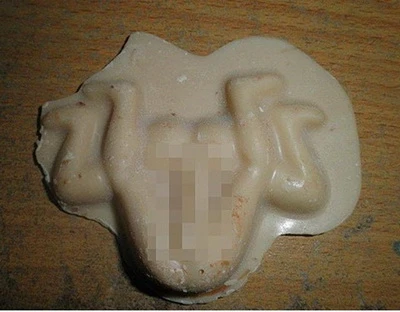 Nhà trường tặng socola... khiêu dâm cho học sinh ảnh 1