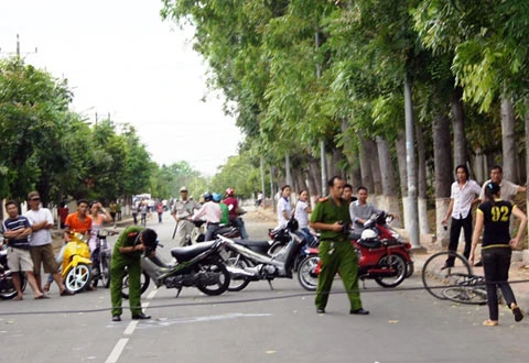 Một thanh niên bị đâm thủng tim khi đang đi xe đạp ảnh 1