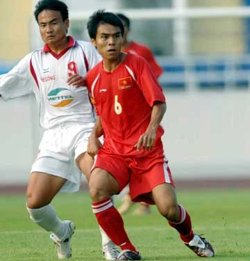 Biết chắc rằng sẽ được can thiệp miễn nghĩa vụ quân sự nếu ở lại khoác áo Đồng Tháp nhưng Quý Sửu (6) muốn trọn chữ tín đời cầu thủ nên chấp nhận nhập ngũ. Ảnh: QUANG THẮNG