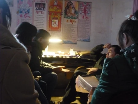 Đầu năm, thiếu nữ rủ nhau "bơm tiền" cho thầy bói ảnh 2