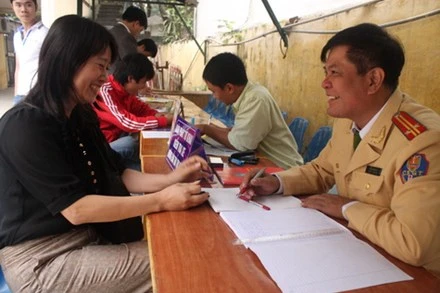 Sang tên xe máy, ôtô cần những giấy tờ gì? ảnh 1