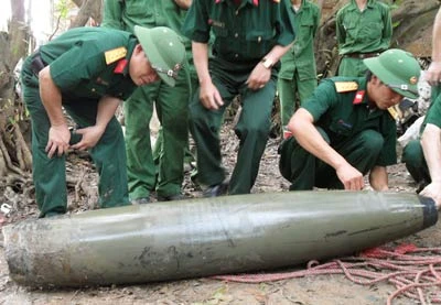 Long An phát hiện 3 quả bom tạ dưới lòng kênh ảnh 1