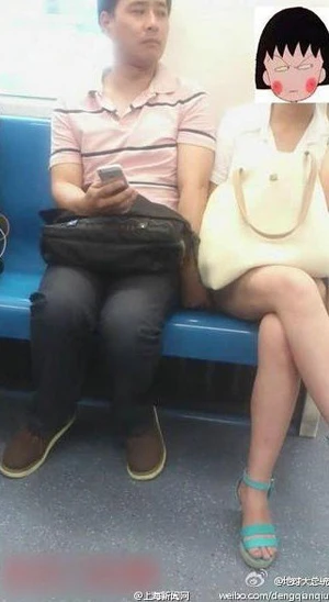 Yêu râu xanh sàm sỡ gái xinh trên tàu điện ngầm ảnh 1