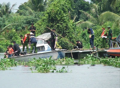 Hình ảnh cứu hộ trục vớt tàu Dìn Ký chìm trên sông Sài Gòn ngày 21-5-2011 ảnh 19
