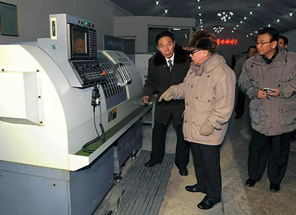 Chiếc áo khoác trứ danh của Kim Jong-il ảnh 4 Chiếc áo khoác trứ danh của Kim Jong-il ảnh 4