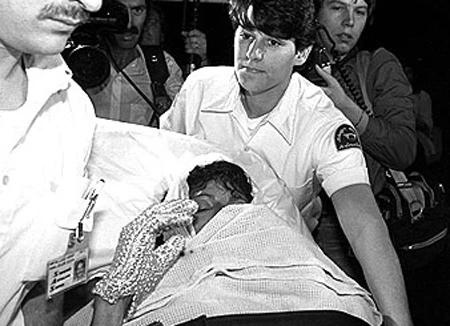 Michael Jackson được đưa cấp cứu sau khi bị bỏng, tháng 1/1984.