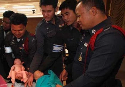 Cảnh sát giao thông Thái “đỡ đẻ” cho 100 bà bầu ảnh 1