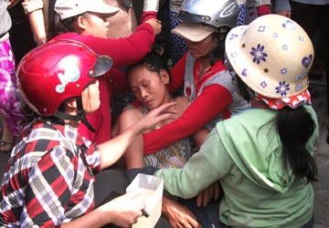 Cụ bà tự thiêu trước tòa án ảnh 1