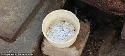 Xếp hàng dài để được rạch chân, tay ảnh 6 Xếp hàng dài để được rạch chân, tay ảnh 6