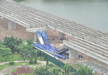 Hà Nội: Bốn dầm cầu cạn Pháp Vân bị sập ảnh 1