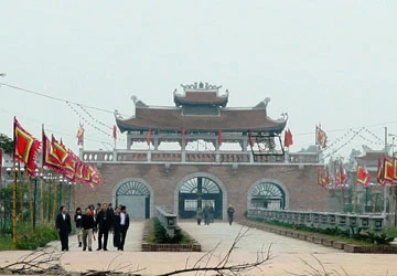 Lễ hội Đền Trần (Thái Bình): Vật phẩm tâm linh phát giống như túi lương ảnh 2