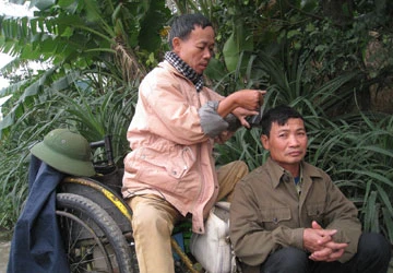 20 năm ngồi xe lăn hớt tóc dạo ảnh 1