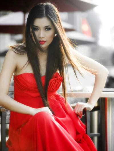 Ngắm siêu mẫu Lan Hương rực đỏ trên phố ảnh 4