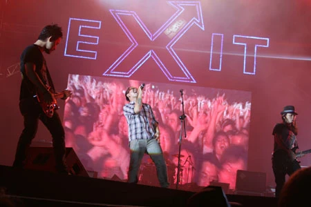 Ban nhạc The Click Five "hâm nóng" sân vận động Quân khu 7 ảnh 1 Ban nhạc The Click Five "hâm nóng" sân vận động Quân khu 7 ảnh 1