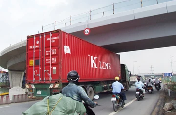 Nghịch lý: Xe không chui lọt qua gầm cầu vượt ảnh 1