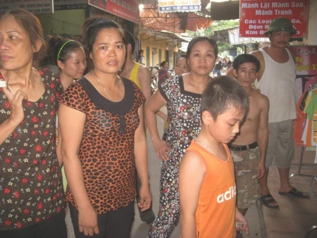 Sau tiếng súng nổ, dân quây trụ sở xã ảnh 2