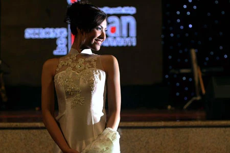 Hồng Quế mặc áo dài trị giá 75 triệu đồng ảnh 4