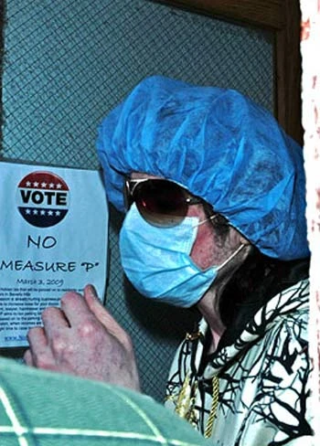 Michael đội mũ trùm và đeo mặt nạ trong một lần đến bệnh viện điều trị. Ảnh: The Sun.