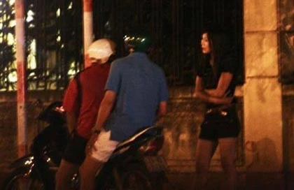 Đắng lòng vợ tình nguyện "mua" gái trinh cho chồng ảnh 1