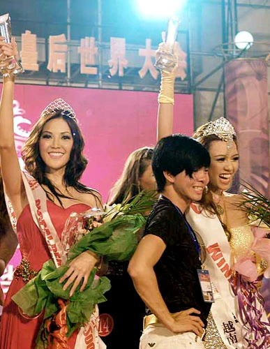 Người đẹp Thái Lan và người đẹp Việt Nam trong đêm đăng quang. Ảnh: PL cung cấp.